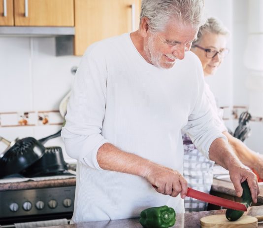 A szupernyugdíjasokat kivéve szinte mindenki nagy bajban lesz időskorára Magyarországon Old couple laughing together - adult man is kooking and smilng -