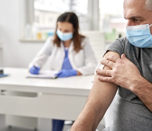 A hazai dolgozók fele érzi úgy, hogy az oltás javít a munkaerőpiaci helyzeten Senior after vaccination at a doctor's office