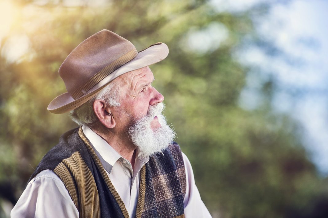Önzés vagy együttműködés? Egyén és közösség viszonya a régmúltban és napjainkban Farmer outside in nature