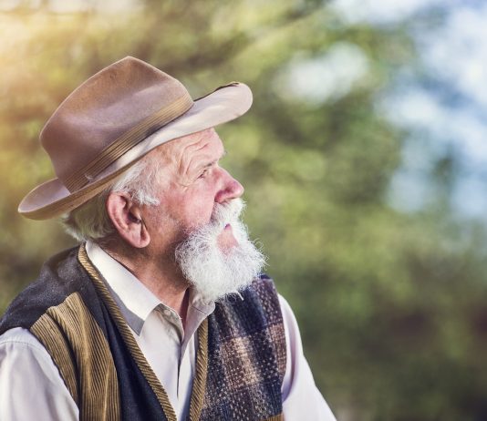 Önzés vagy együttműködés? Egyén és közösség viszonya a régmúltban és napjainkban Farmer outside in nature