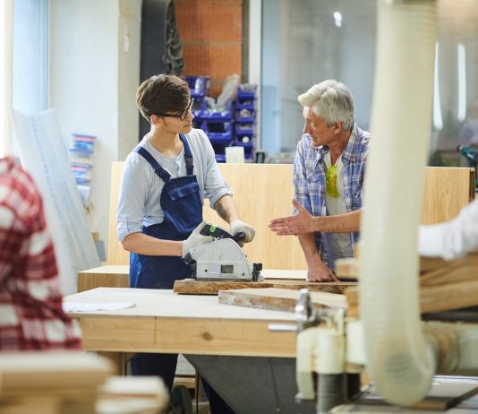 Hogyan alakul át az életünk, ha már 18-20 évesen munkába állunk? Senior carpenter teaching young worker at factory
