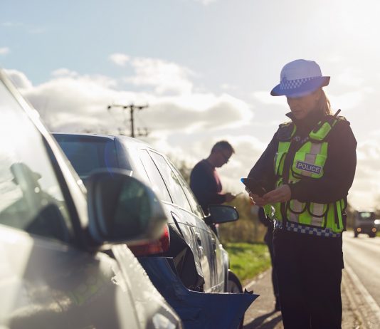 Elegük van a rendvédelmi dolgozóknak – akár a pályát is elhagynák Female Traffic Police Officer Taking Photos On Mobile Phone At Road Traffic Accident