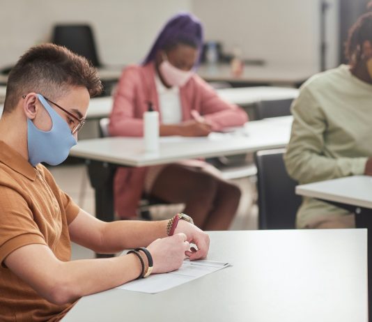 Május 10-től nyitnak az iskolák és a munkahelyek, a közigazgatásban dolgozók számára pedig már nem lesz ajánlott a home office munkavégzés