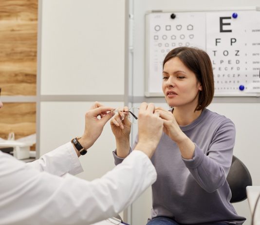 Irodai dolgozó Ön? Akkor jár a szemüveg! Woman Trying On New Glasses