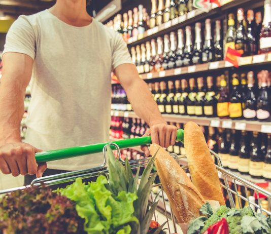 Fokozatos nyitás Ausztriában: úgy tűnik, a kereskedelem is elindul a normális működés felé vezető úton Man in the supermarket