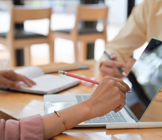 A magyarok közel fele kész arra, hogy átképezze magát Two male and female professionals are planning to present a new