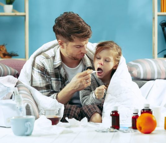 Mi jár a dolgozónak, ha keresőképtelen? Sick man with daughter at home. The ill family.