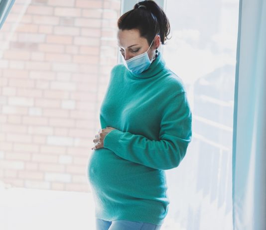 Egyre több koronás kismama kerül intenzívre, a németek mégsem oltják őket Pregnant woman wearing mask at home