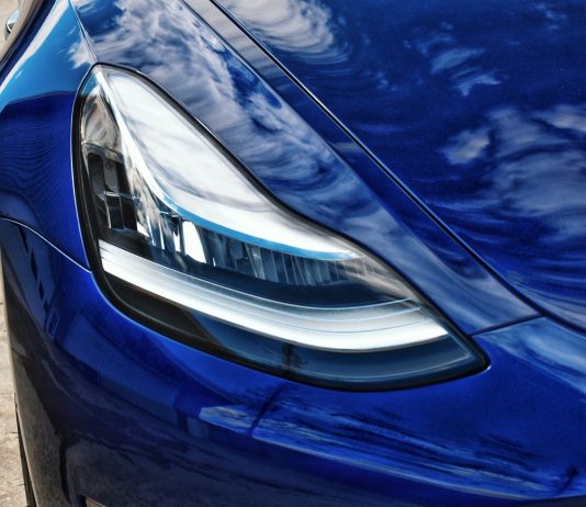 Késik az első európai Tesla-gyár beindítása