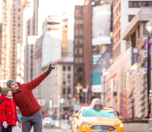 Kiruccanás a Times Square-re, oltással egybekötve? Simán! Family of father and little kid on Times Square during their vacation in New York City