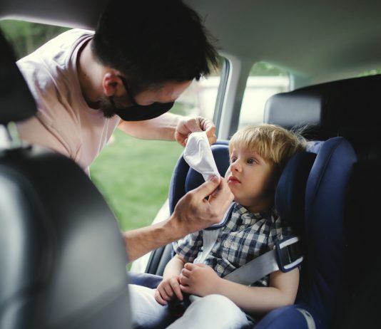 Jövő héttől enyhítések jöhetnek Németországban, de nem mindenki számára Father with small son going on trip by car, wearing face masks.
