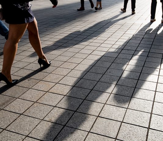 Lesz munka – létszámbővítésre készül sok foglalkoztató Silhouette of unrecognized people walking in the street.