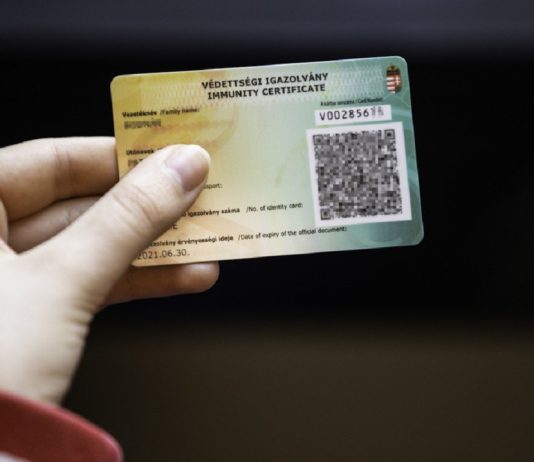 Akár augusztus közepéig is szükséges lehet a védettségi igazolványokra Magyarországon