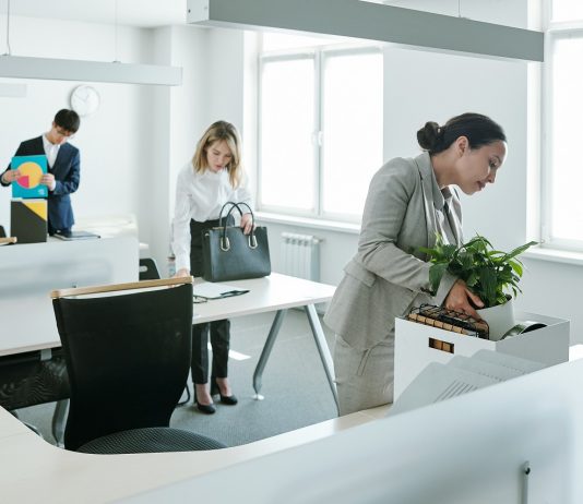 Vissza a munkahelyre – mától már nem ajánlott a home office Three young intercultural office managers coming back to their workplaces