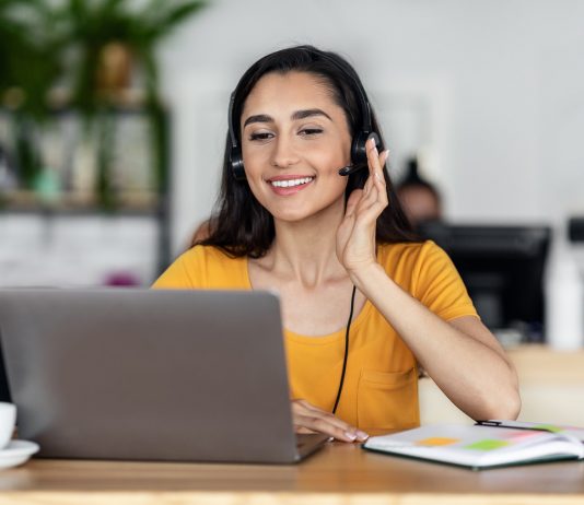 4 tipp, hogy simán menjen a digitális beilleszkedés Young woman having job interview online, sitting at cafe