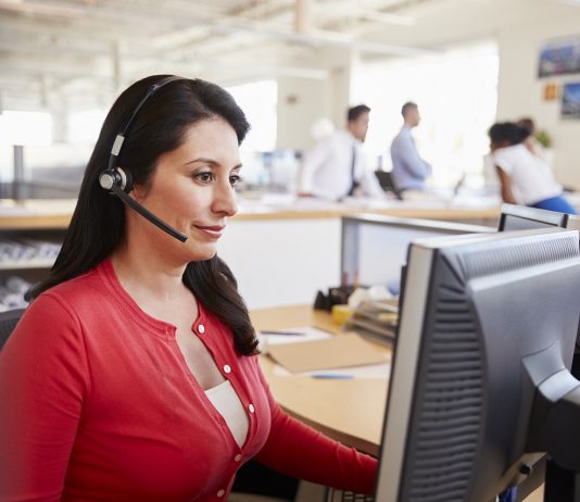 Berobbantak a videóhívások Magyarország falvaiban Hispanic woman working in a call centre