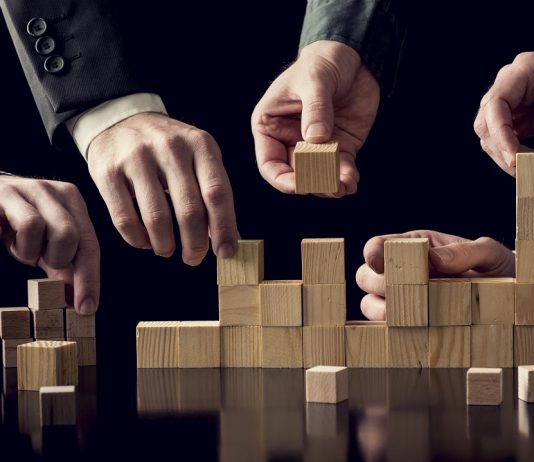 Megszerezted? Tartsd is meg! Az ember, a jó munkaerő a legnagyobb kincs Teamwork and cooperation concept