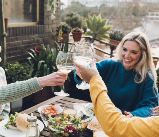 Nagyobb nyereséggel zárták az utószezont vendéglátóhelyek a boltoknál
