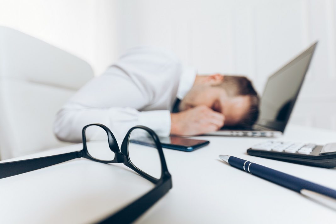 Vigyázz, pihenj! – fiziológia szempontok tükrében a kimerülés Tired businessman from heavy workload