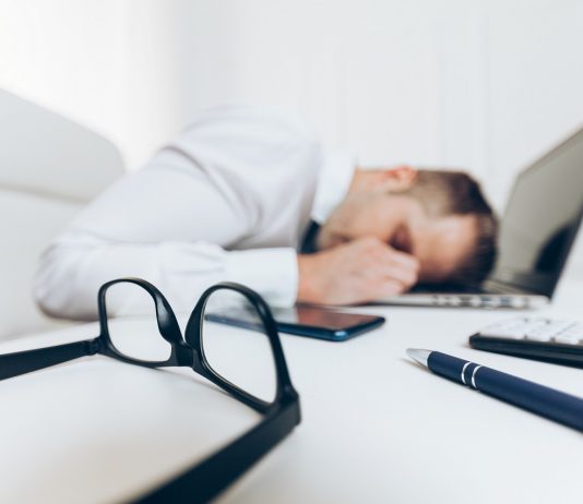 Vigyázz, pihenj! – fiziológia szempontok tükrében a kimerülés Tired businessman from heavy workload