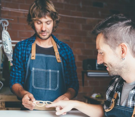 Vonzó-e a fiatalok teljes jövedelemadó-mentessége a munkáltatóknak? Two young workers at workshop