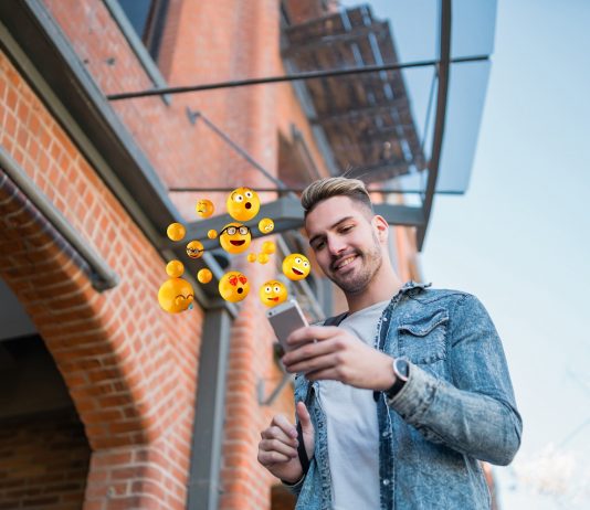 Ordító emojik, harsogó felkiáltójelek – miről árulkodik az üzenetünk? Üzenetet küldő férfi hangulatjelekkel