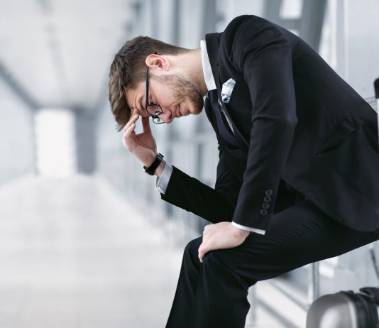 Mit ér a külföldi munkatapasztalat, avagy hogy érzi magát itthon egy világot járt kutató? Sad urban business man sitting in airport