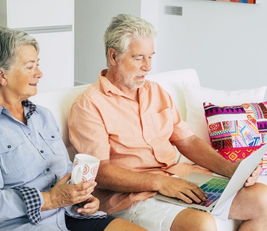 40 év alatt mindenki – 70 felett már csak a magyarok egyharmada internetezik