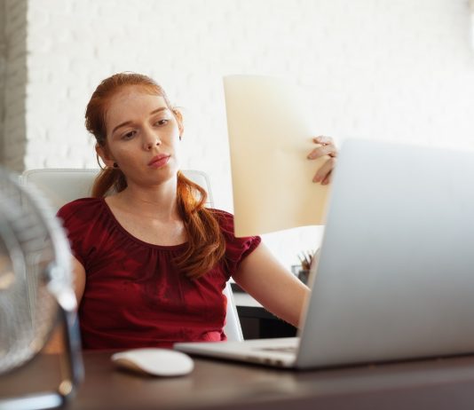 Mit vegyek ma fel? – Májusi és júniusi esőzések, téli szerkók tavasszal Businesswoman Sweating At Work With Broken Conditioner