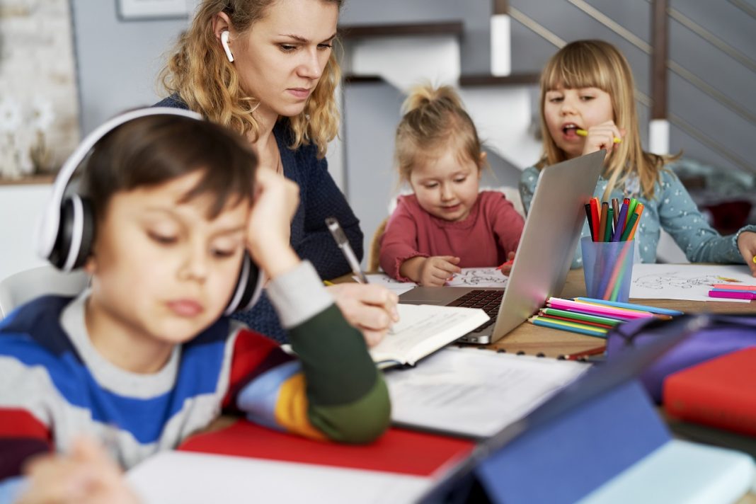 Kognitív és érzelmi tevékenységekben is lekörözik a nők a férfiakat otthon Frustrated mother during home office with children at home