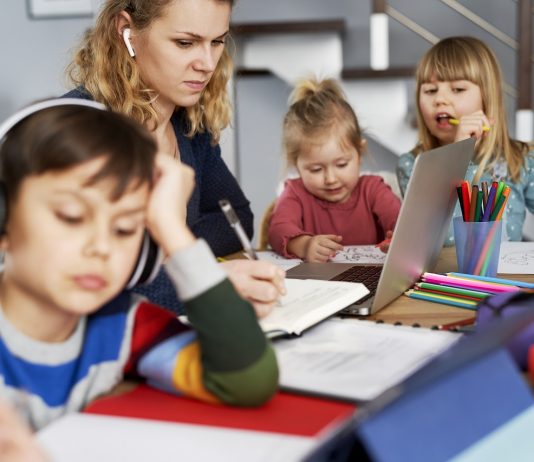 Kognitív és érzelmi tevékenységekben is lekörözik a nők a férfiakat otthon Frustrated mother during home office with children at home