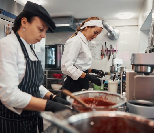 Kalandozások a mosogatószivacs körül Chef and sous-chef performing great team work in the kitchen