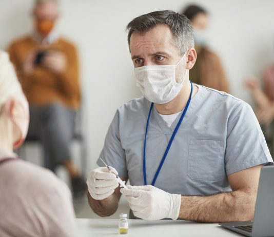 Oltás nélkül nem járhatok dolgozni? Doctor Consulting Patient at Vaccination
