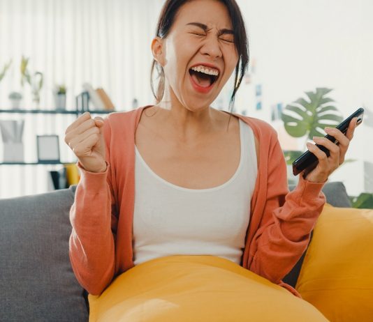 Kit keresnek a munkáltatók? A motiváció kulcsfontosságú Beautiful asian lady sit on sofa feel exciting with great news a