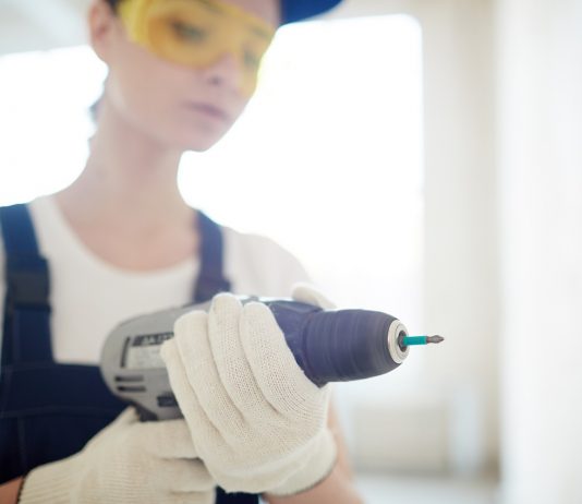 Munka-tanulmányok-magánélet hármas kombinációja és ezek menedzselése Pályakezdő nő fúróval a kezében