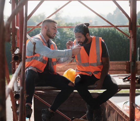 „Kell egy kis áramszünet” – munkavégzés közben is Építőipari munkások cigaretta szüneten