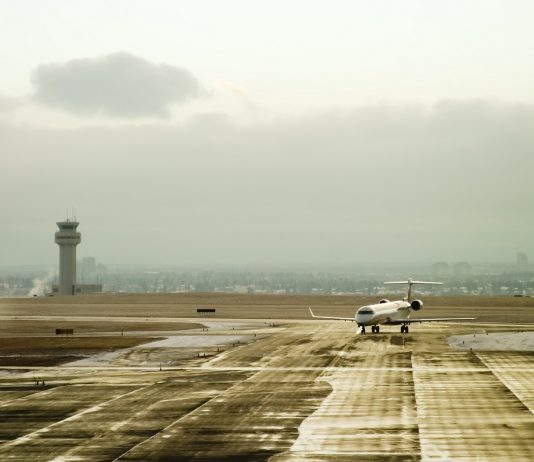 100 ezer háztartást is el tudnának látni árammal a napelemes repülőterek