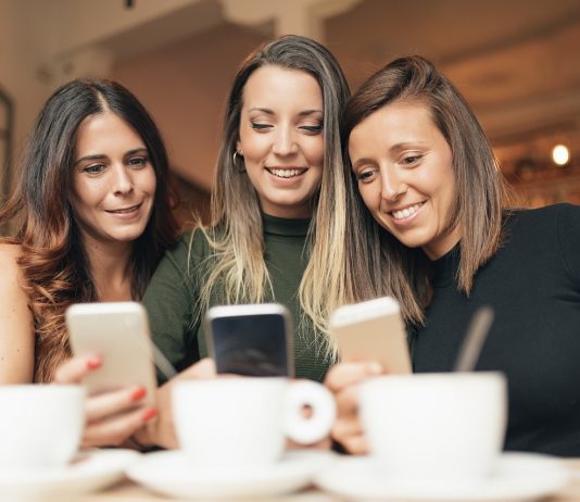 Itthon vagy külföldön ? Melyik oltással hová ? Az idei nyaralás a közösségi médiában