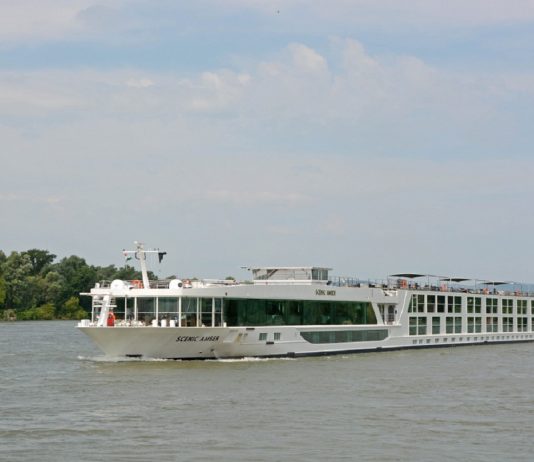 Megérkeztek az első szállodahajók