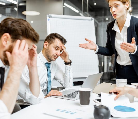 Valóban a fizetés nagysága a legfőbb motiváló eszköz a munkaadó kezében? Boss quarreling at employees during a conference