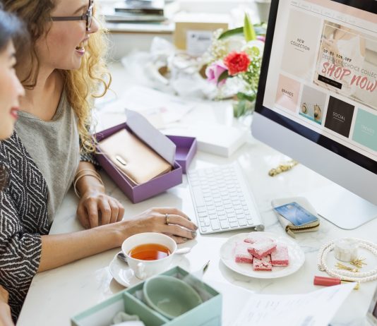 Rekord évet zártak a hazai webáruházak Women Shopping Online Shopaholics Purchase Concept