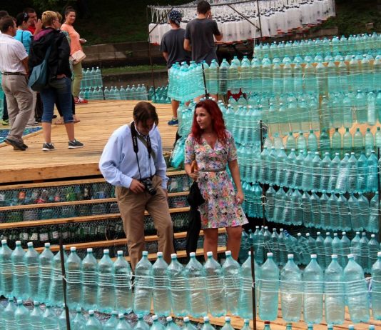 Újrahasznosított műanyag palackokból építettek könyvtárat Ghánában