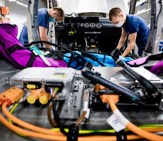 A chiphiány miatt 3 hétre leáll a kecskeméti Mercedes-gyár