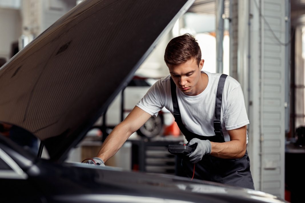 Jelentősen visszaveti az autógyártást a chiphiány