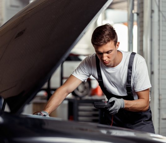 Jelentősen visszaveti az autógyártást a chiphiány