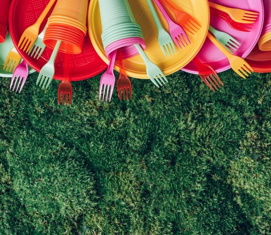 Alternatív megoldások a környezetért: Elfelejthetjük a műanyag tányéron, plasztikvillával szervírozott születésnapi tortákat? Mi marad helyettük? Egyszer használatos műanyag