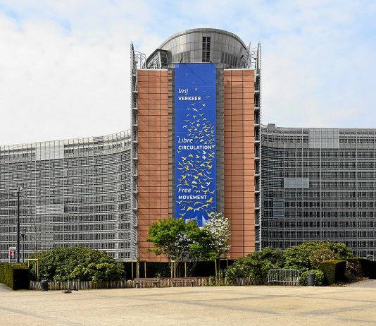 Felfüggesztette a digitális adózásra irányuló tervét az Európai Bizottság