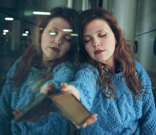 Amikor az agyunk túlterhelődik… Fáradt nő