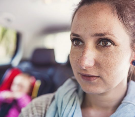 Külföldi nőként, jó állást találni Németországban? Nem lehetetlen! Autót vezető nő és gyermeke