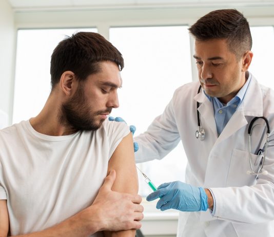 A vakcinahiány miatt késleltetik a harmadik oltás beadását Olaszországban